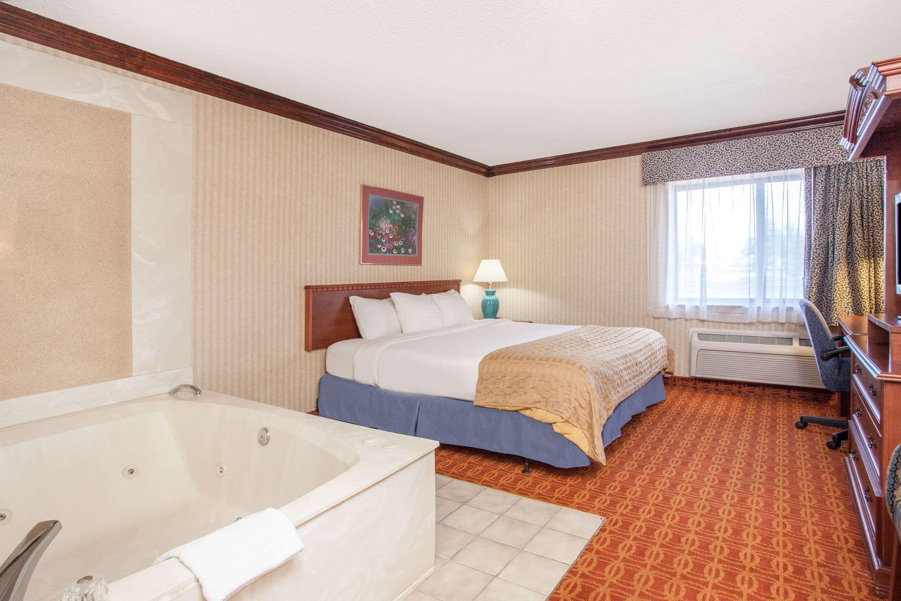 Baymont By Wyndham Detroit/Roseville Exteriör bild